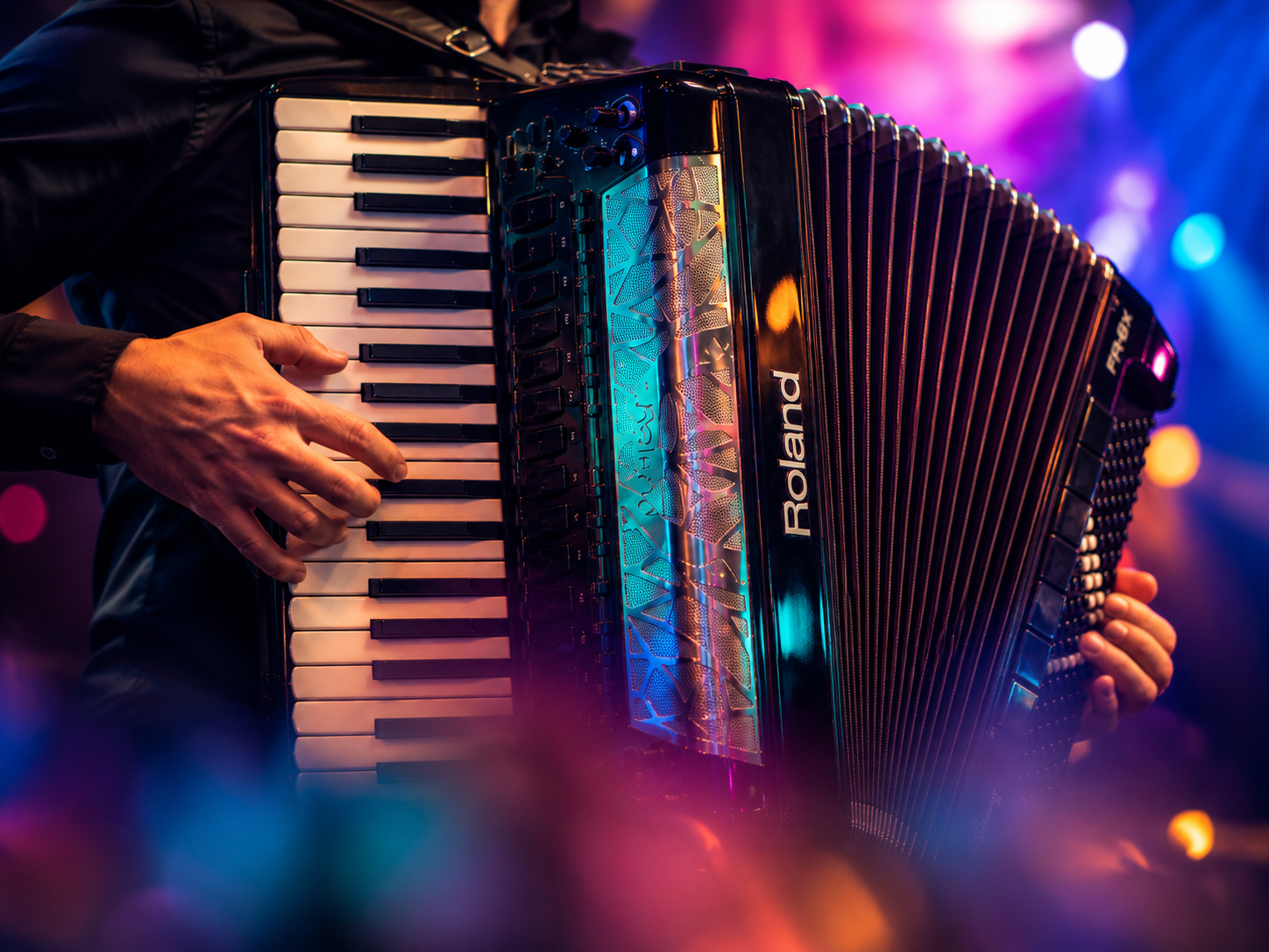Roland FR-8x Akkordeon im farbigen Bühnenlicht