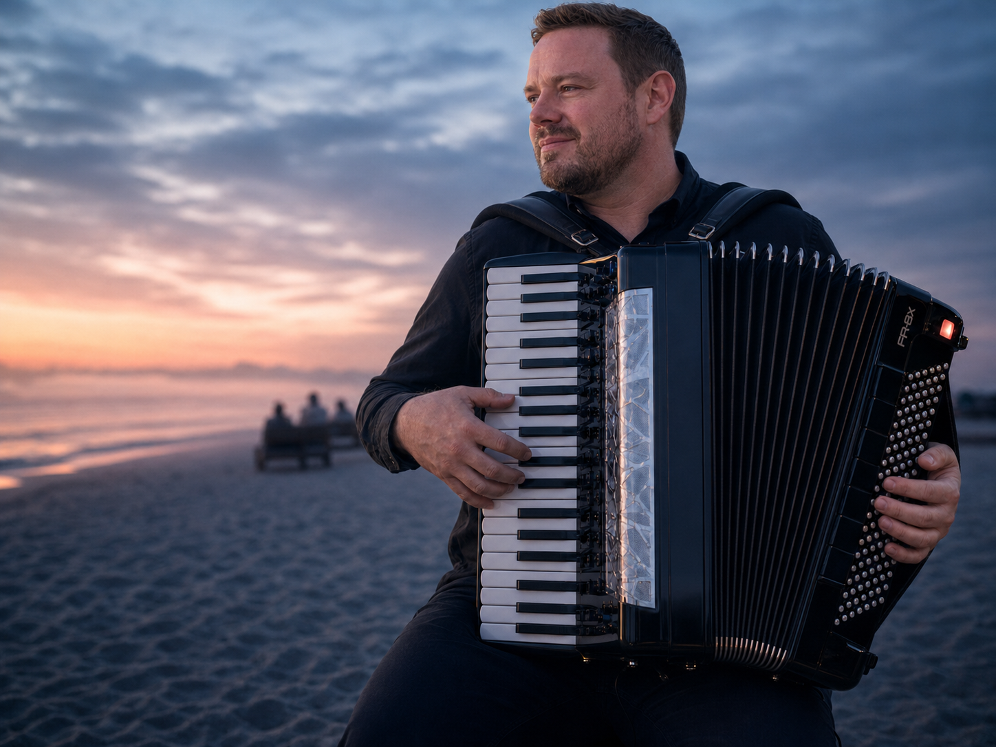 Akkordeonklänge in einer Beachbar am Travemünder Strand bei Sonnenuntergang