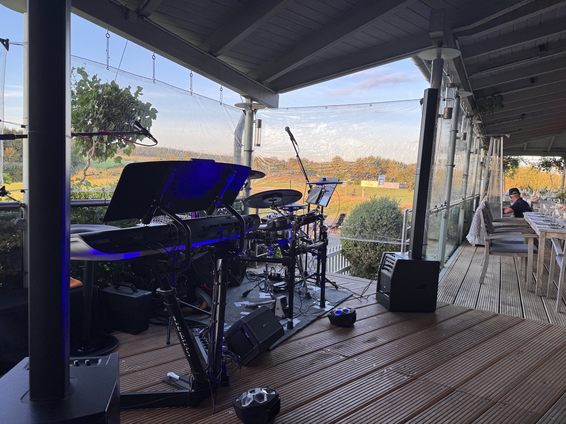 Kompaktes Duo-Setup von Der gute Ton auf der Terrasse eines Golfclubs