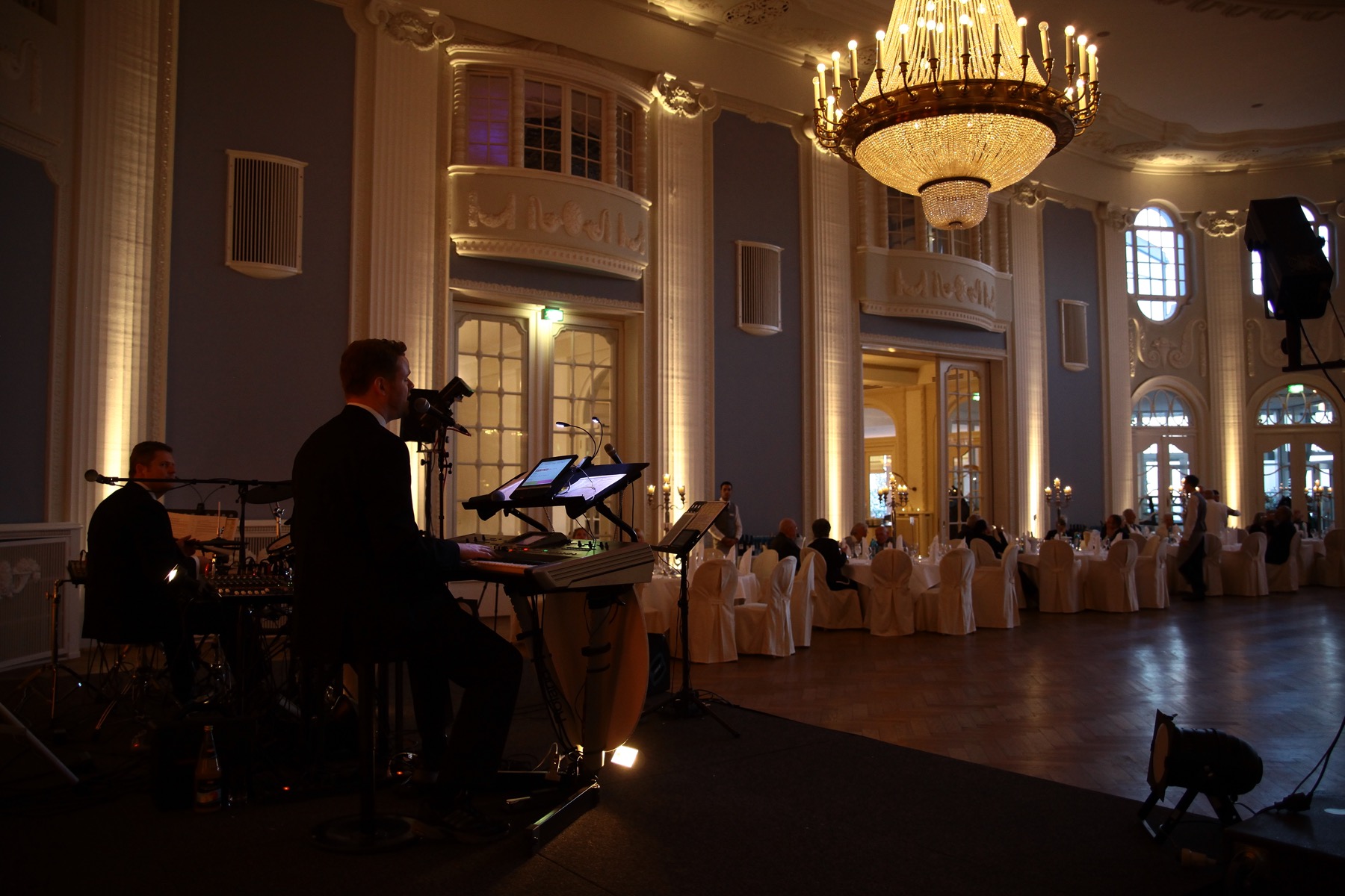 Festlicher Ballsaal mit Livemusik und tanzenden Gästen